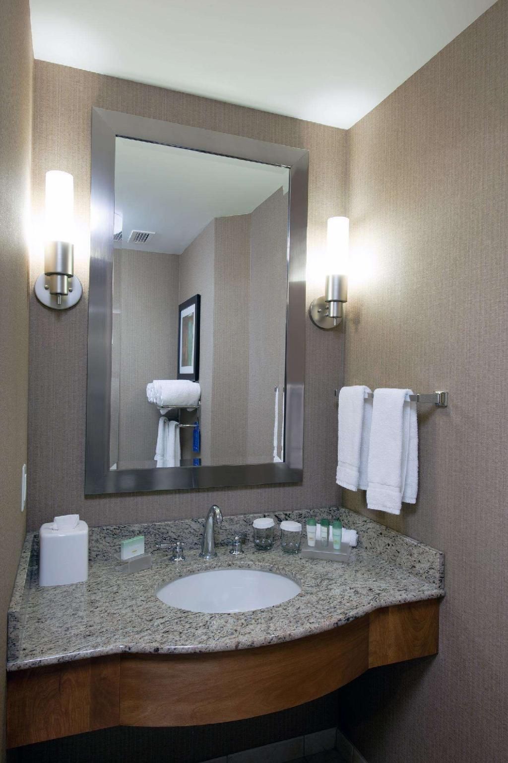 2 QUEEN BEDS 1 BEDROOM SUITE NONSMOKING