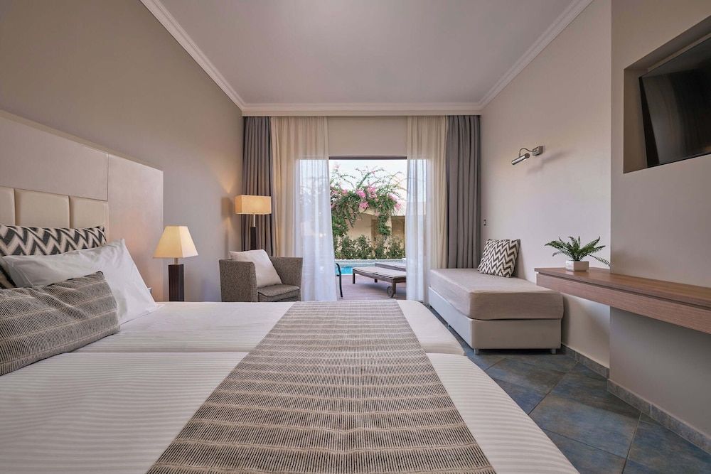 Superior Double Room, Private Pool, Garden View