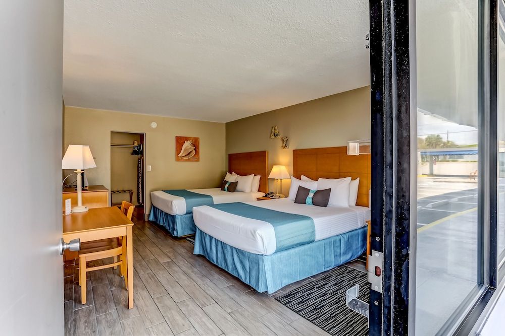 Beachside Motel Deluxe Room, 2 Queen Beds, Near Ocean 4