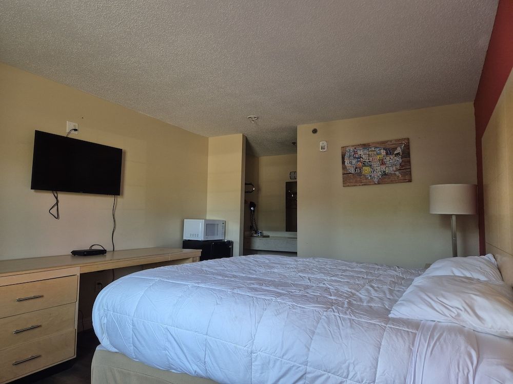 General Bragg Inn & Suites By OYO Chickamauga Standard Room, 1 King Bed, Non Smoking 5