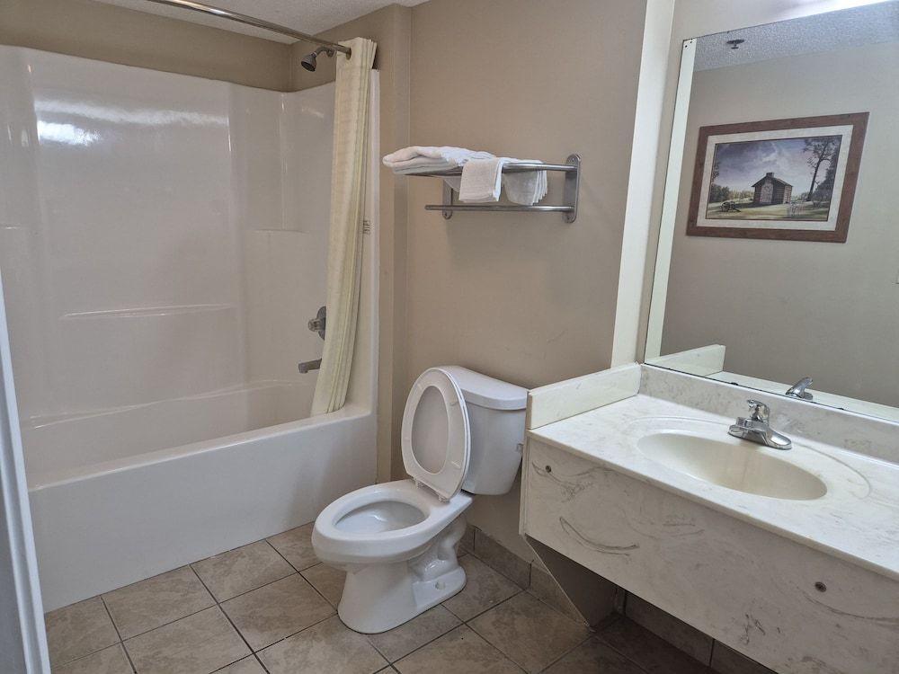 General Bragg Inn & Suites By OYO Chickamauga Standard Room, 1 King Bed, Non Smoking 6