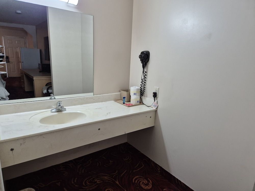 General Bragg Inn & Suites By OYO Chickamauga Suite, 2 Queen Beds 8