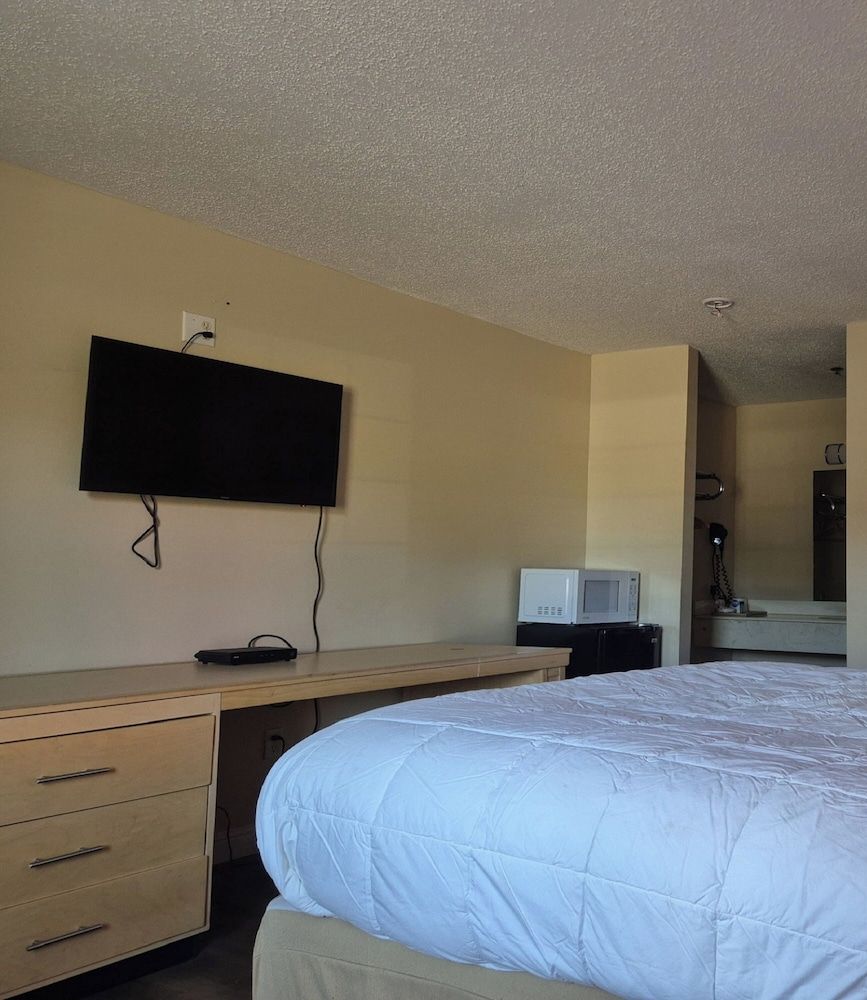 General Bragg Inn & Suites By OYO Chickamauga Standard Room, 1 King Bed, Non Smoking 3