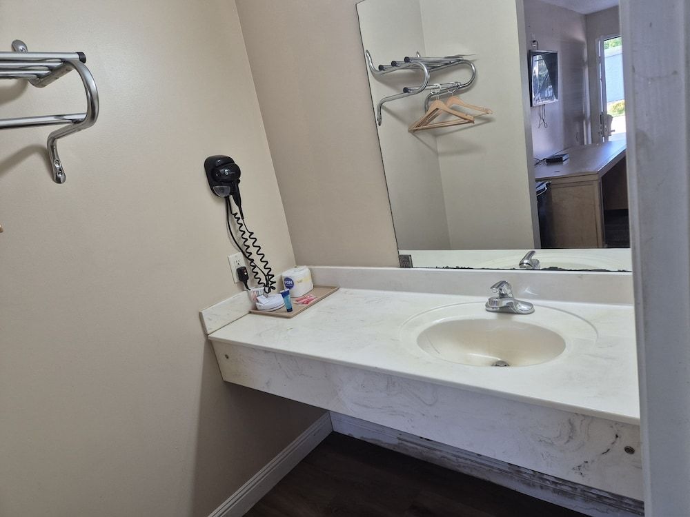 General Bragg Inn & Suites By OYO Chickamauga Standard Room, 1 King Bed, Non Smoking 7