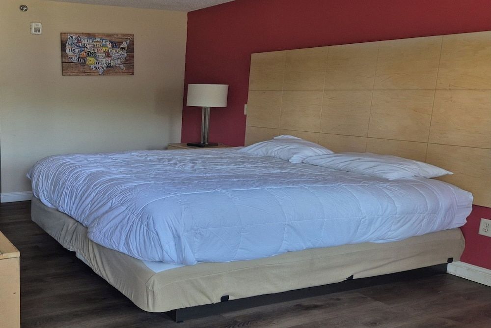 General Bragg Inn & Suites By OYO Chickamauga Standard Room, 1 King Bed, Non Smoking 4