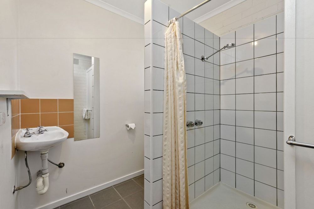 North Pier Hotel Dorm Room - 2 Share 4