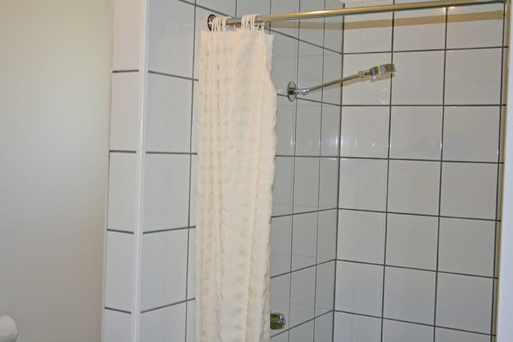 North Pier Hotel Dorm Room - 2 Share 6