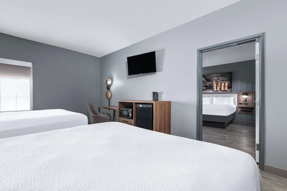 Family Suite, 1 Bedroom, Non Smoking (1 King, 2 Queen)