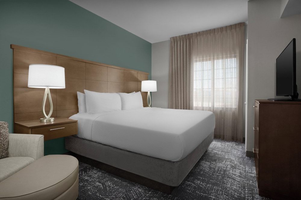 Suite, 1 Bedroom, Kitchen (1 Qn, Living, Dining)