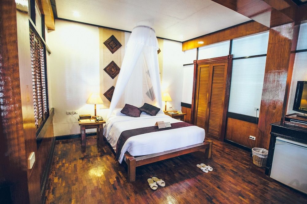 Fridays Boracay Resort Deluxe Room 4