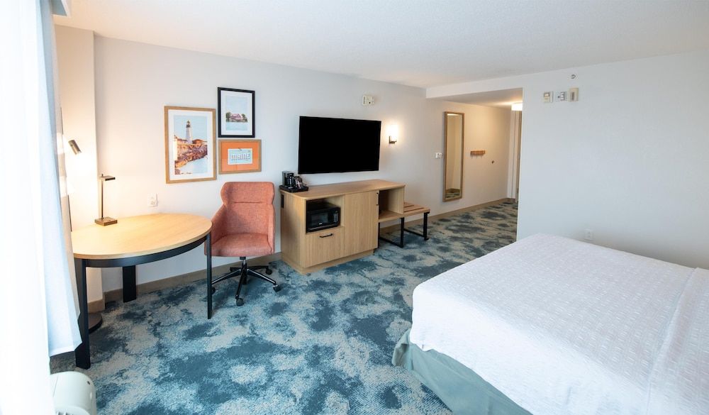 Room, 1 King Bed, Accessible (Roll-In Shower)