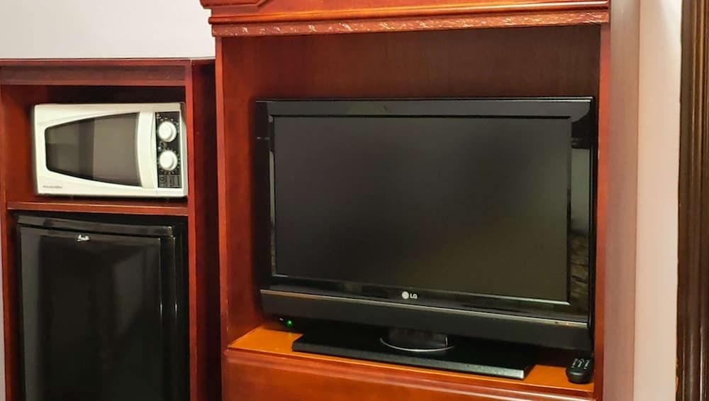 Windmill Inn Lynden Standard Room, 1 King Bed, Non Smoking, Refrigerator & Microwave 4