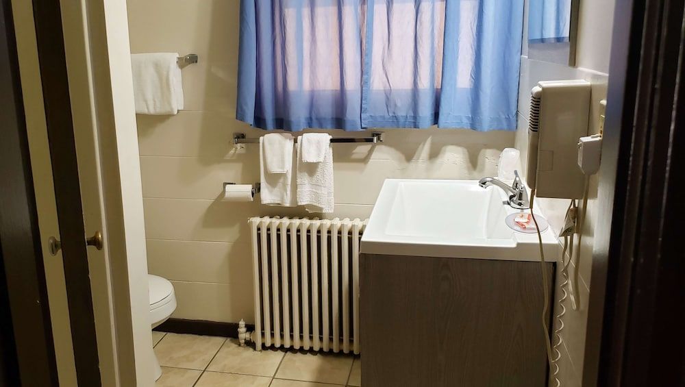 Windmill Inn Lynden Standard Room, 1 King Bed, Non Smoking, Refrigerator & Microwave 2