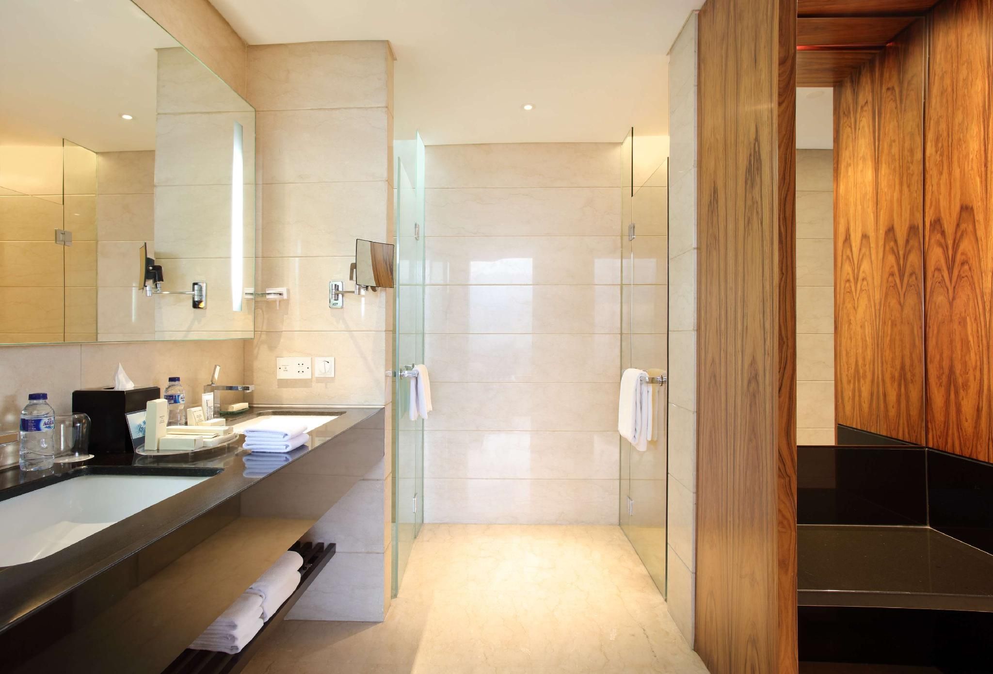 King Junior Suite with Lounge Access