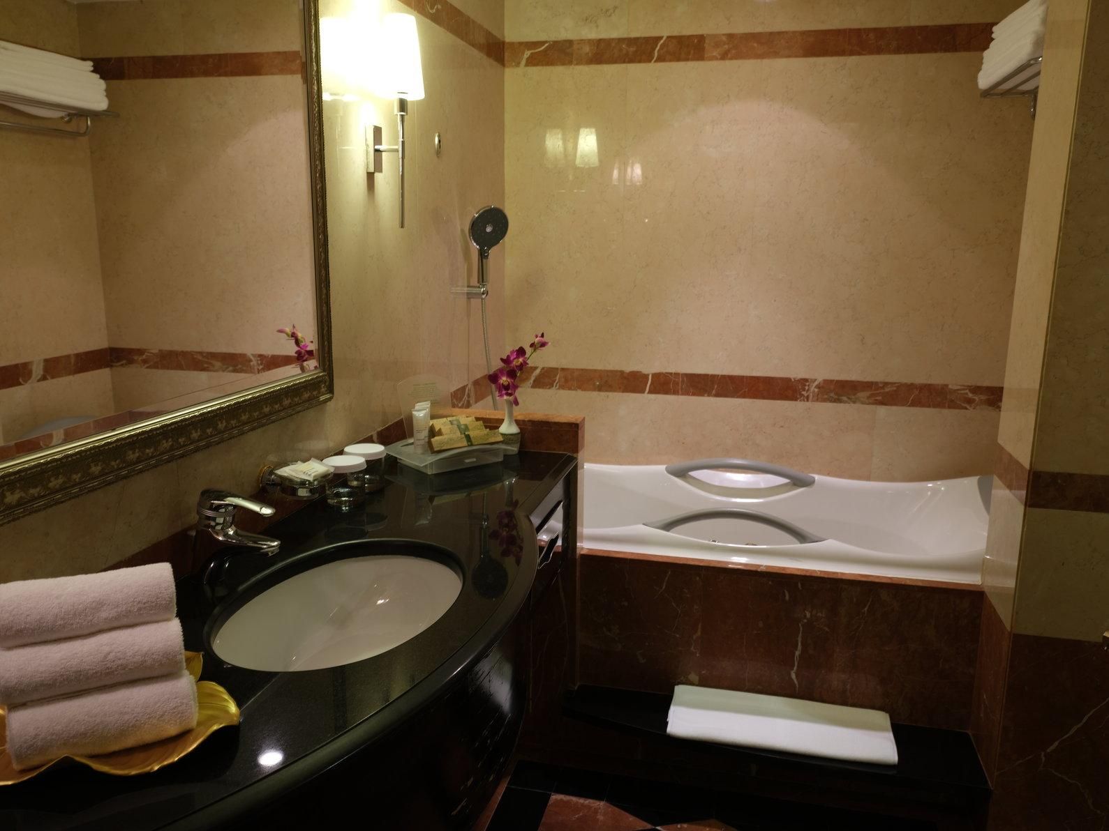 1 Bedroom Suite 1 King Jetted Bath