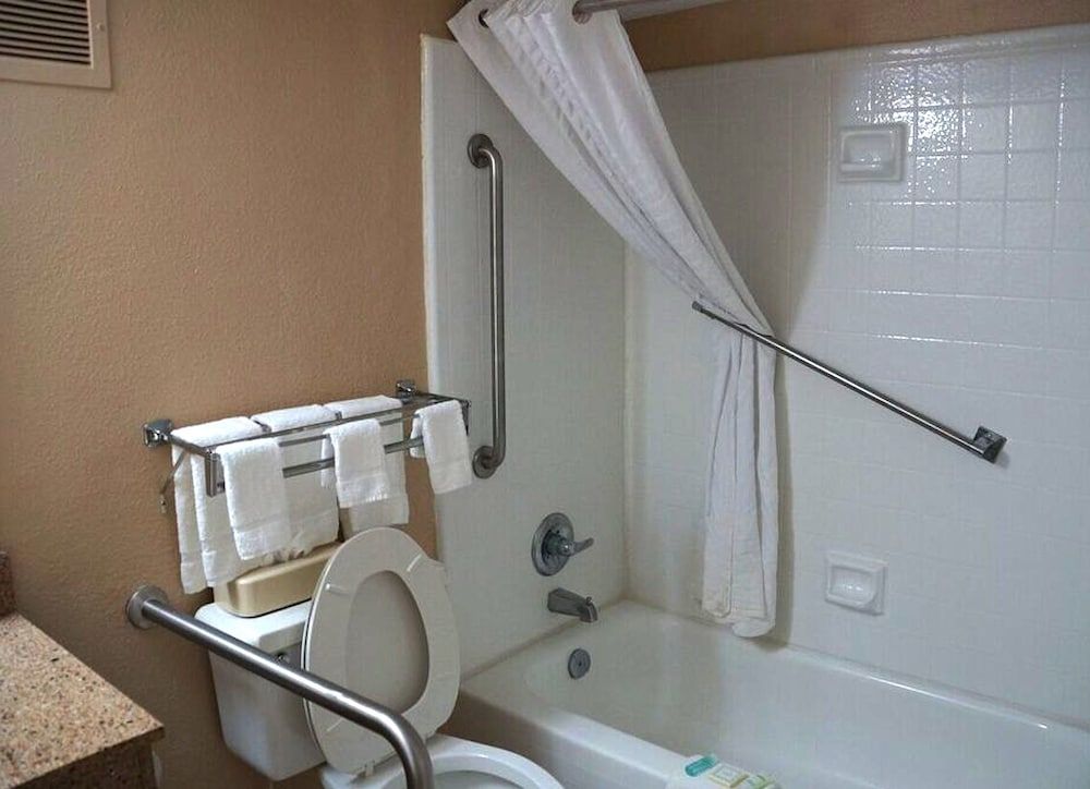 Standard Room, 1 King Bed, Accessible, Bathtub