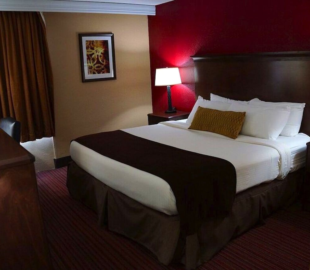 Standard Room, 1 King Bed, Accessible, Bathtub