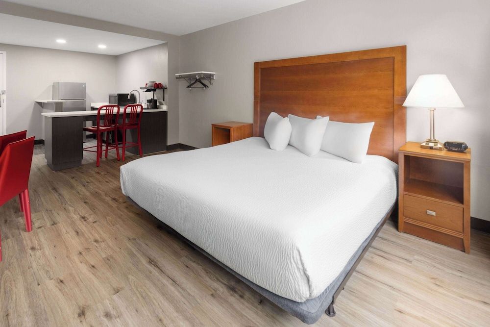 Room, 1 King Bed, Accessible (Mobility/Hearing, Kitchenette)