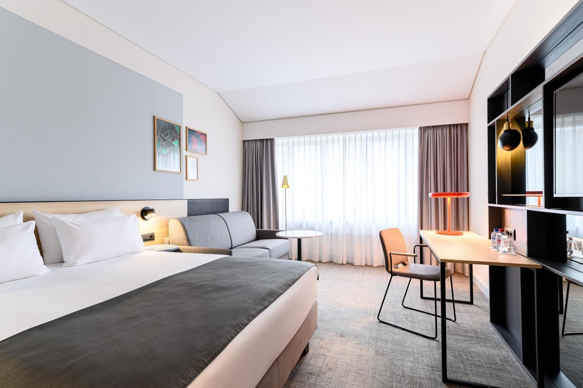 1 Queen Bed Standard