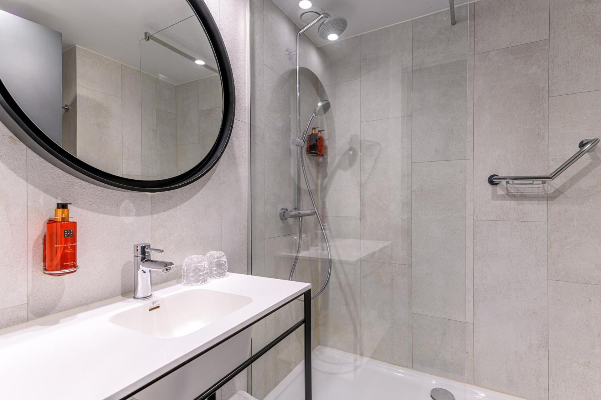Standard Queen Room - Mid Floor