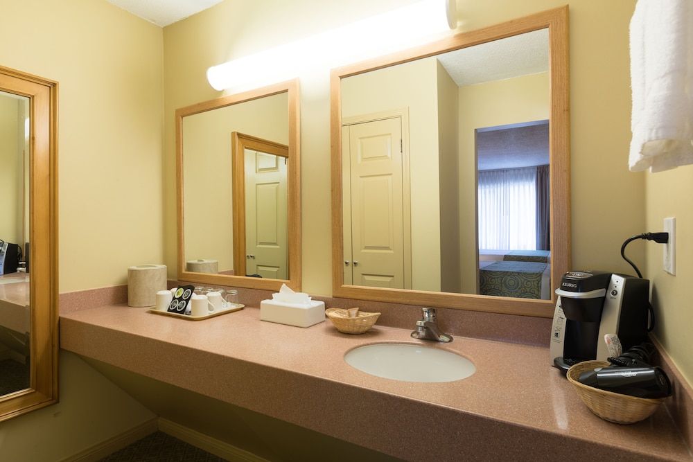 Sandpiper Lodge Deluxe Room, 2 Queen Beds 4