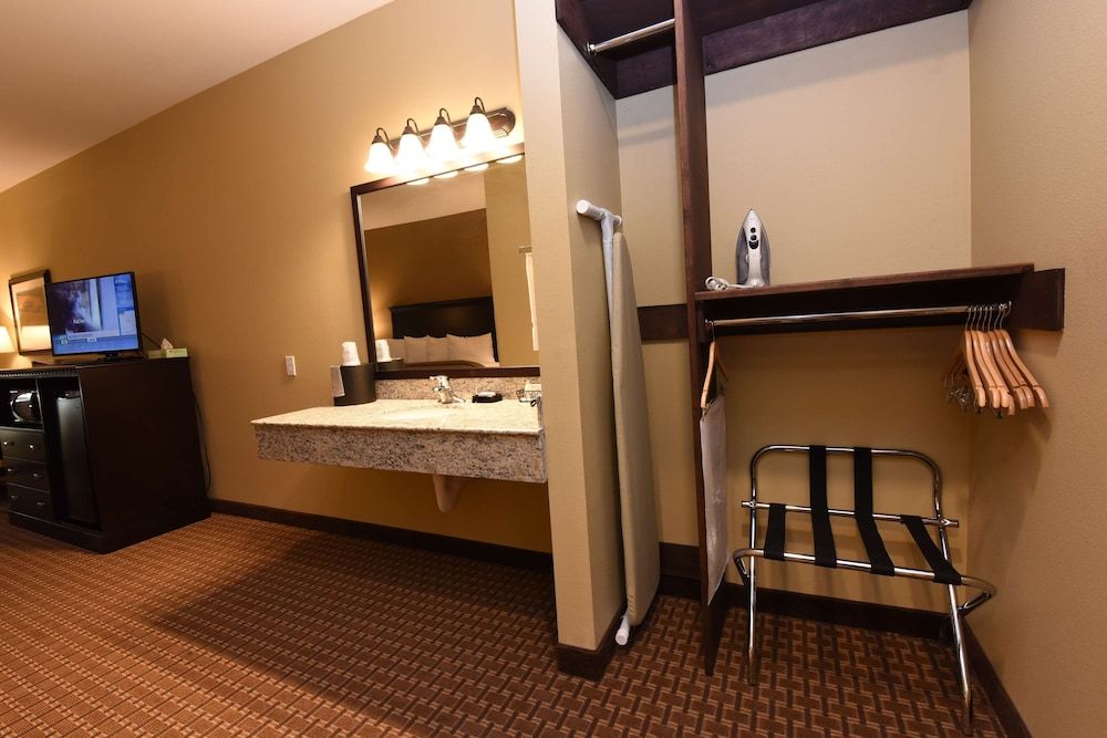 Standard Room, 1 King Bed, Accessible, Refrigerator & Microwave