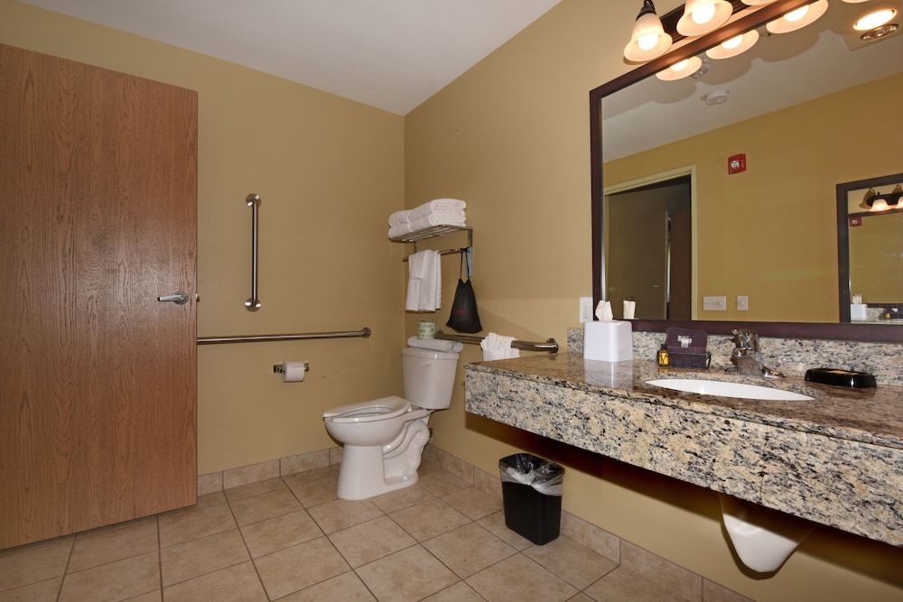 Suite, 1 King Bed, Accessible, Kitchen