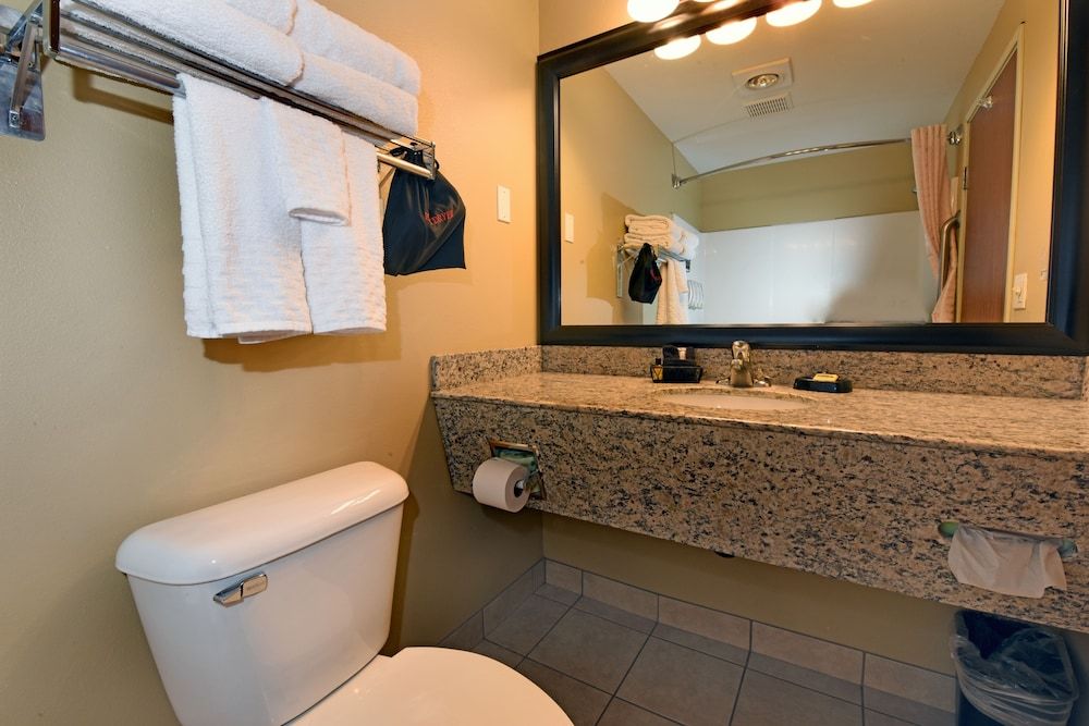 Best Western Plus Vintage Valley Inn Standard Room, 2 Queen Beds, Non Smoking, Refrigerator & Microwave 5