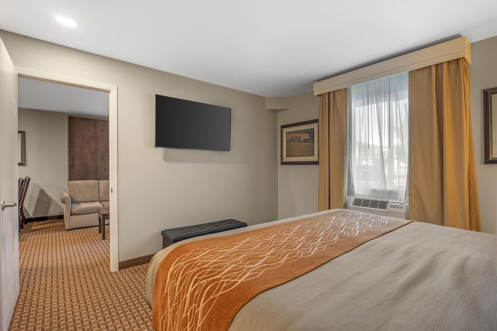 Best Western Plus Vintage Valley Inn Suite, 1 King Bed, Non Smoking, Kitchen (Living Room) 2