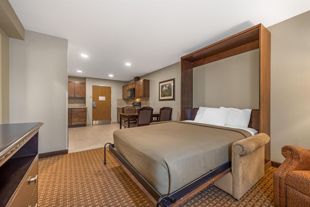 Best Western Plus Vintage Valley Inn Suite, 1 King Bed, Non Smoking, Kitchen (Living Room) 3