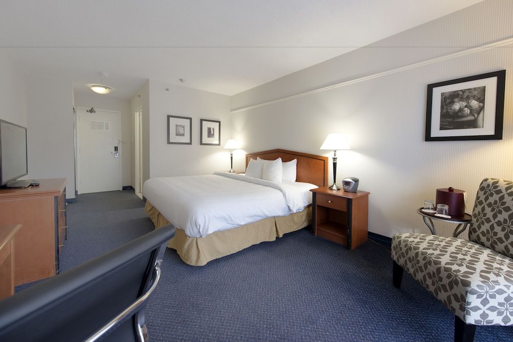 Toronto Don Valley Hotel and Suites Traditional Room, 1 King Bed 2