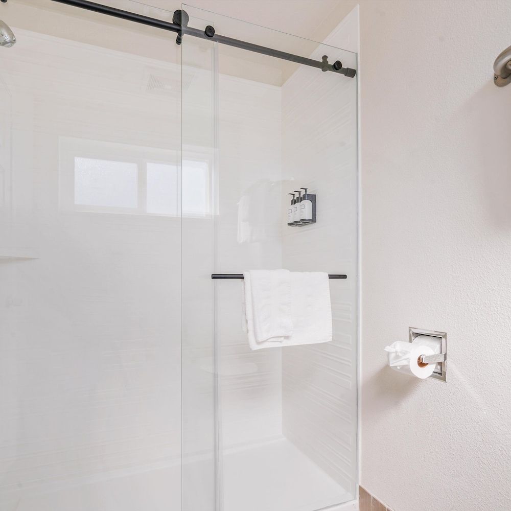 Pacific Shores Inn Standard Room, 1 King Bed, Refrigerator & Microwave 13