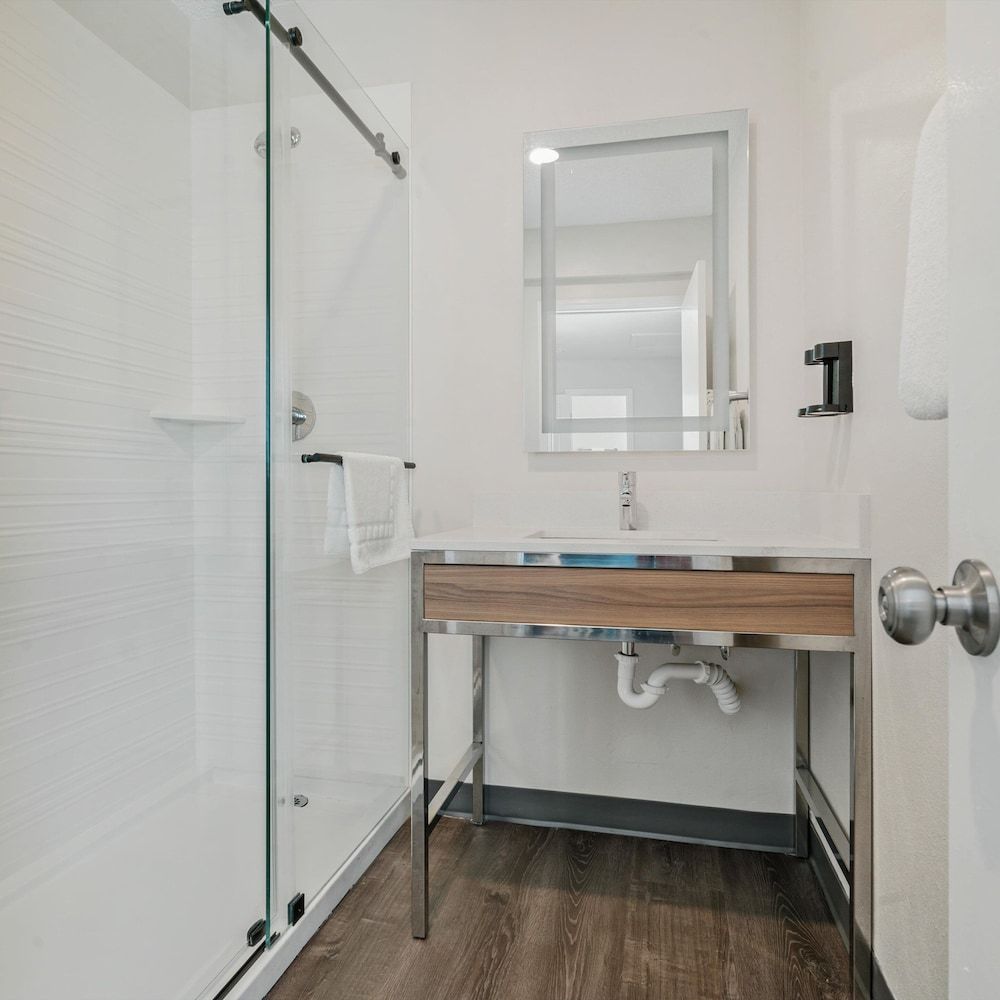 Pacific Shores Inn Standard Room (2 King Beds) 6