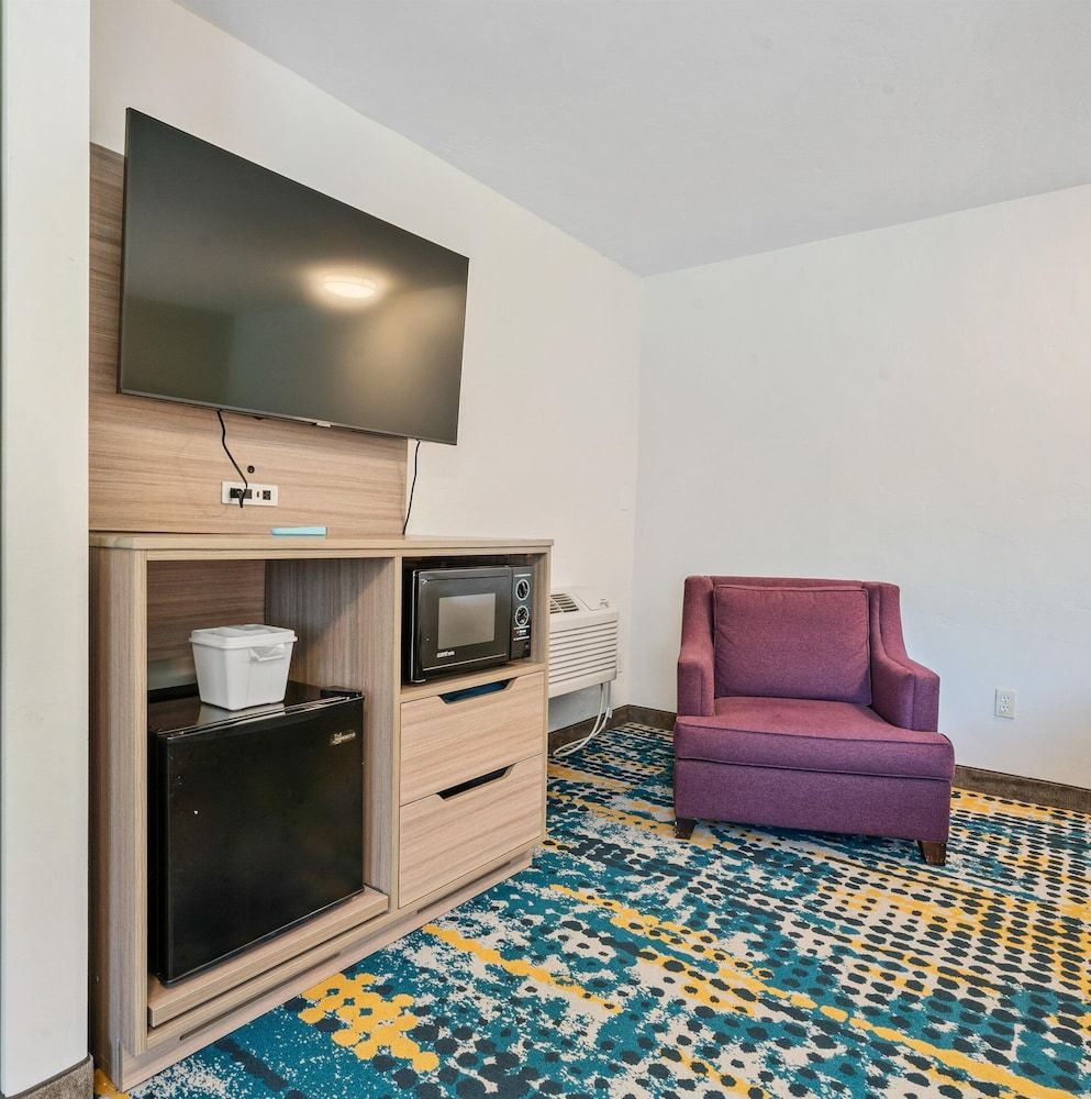 Pacific Shores Inn Standard Room (2 King Beds) 8