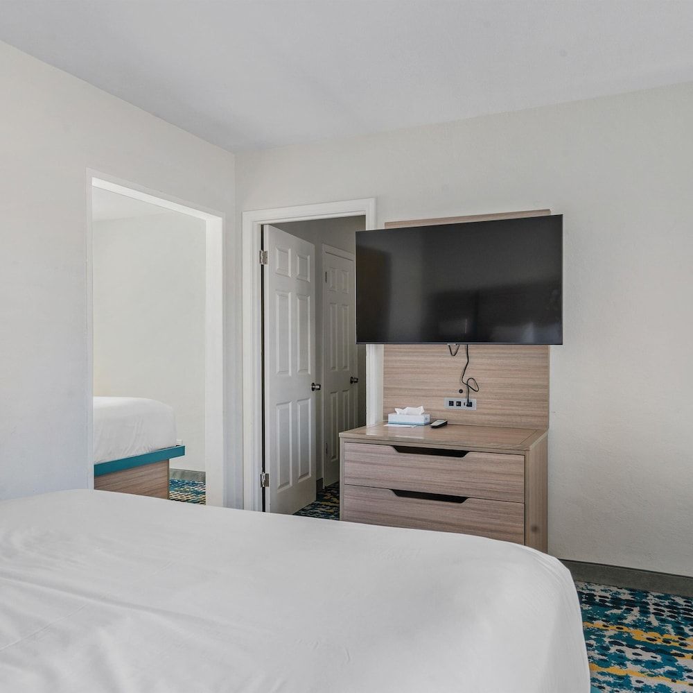 Pacific Shores Inn Family Room, Refrigerator & Microwave 6