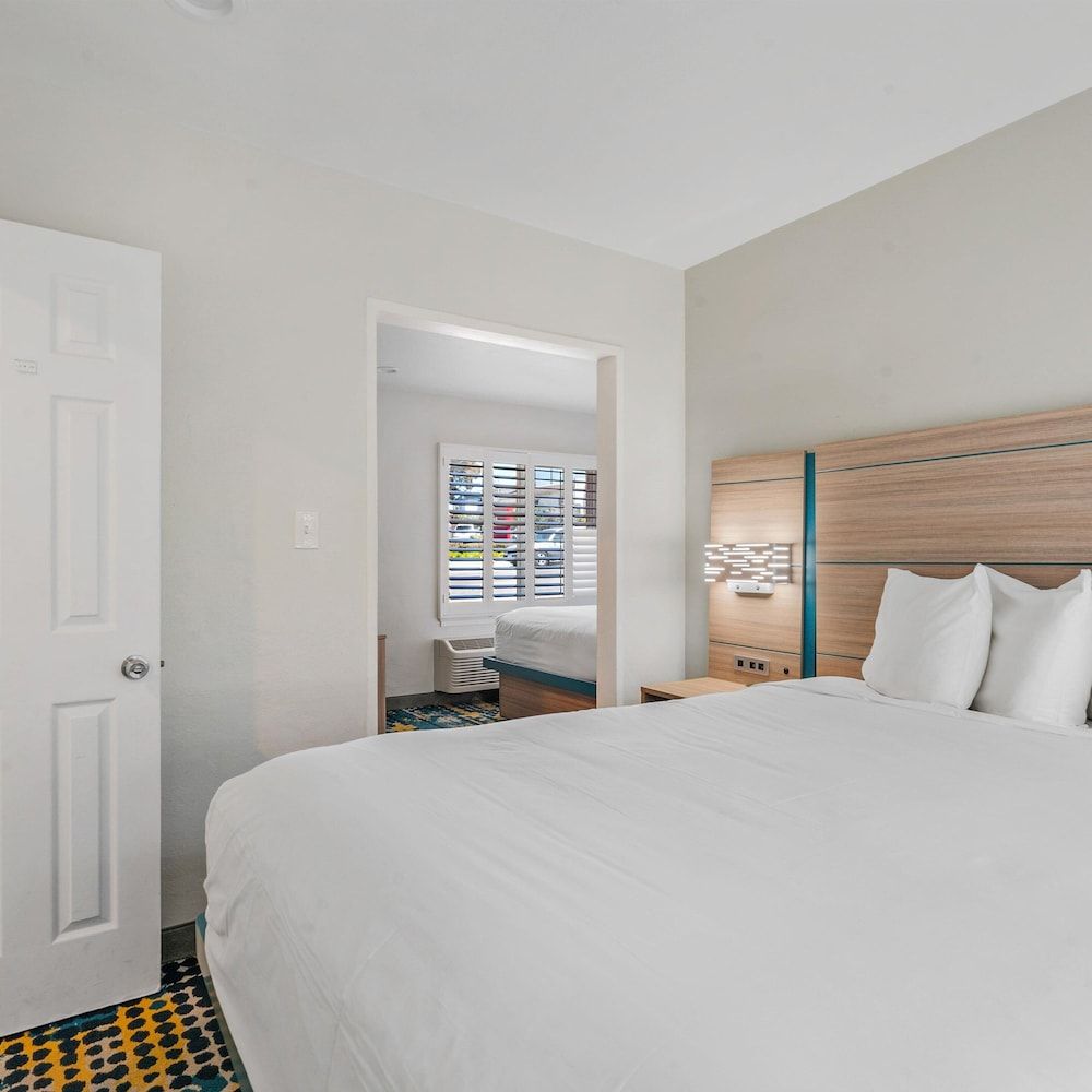 Pacific Shores Inn Family Room, Refrigerator & Microwave 2