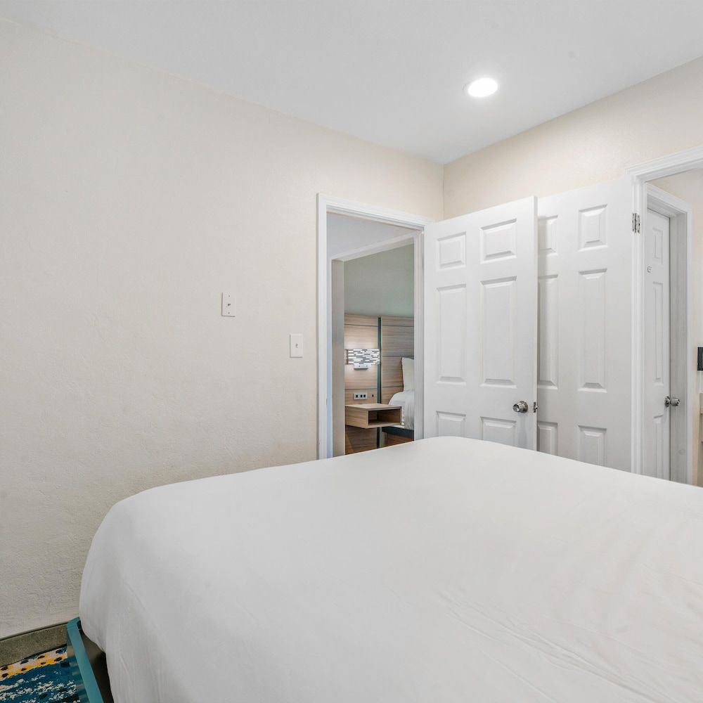 Pacific Shores Inn Family Room, Refrigerator & Microwave 8