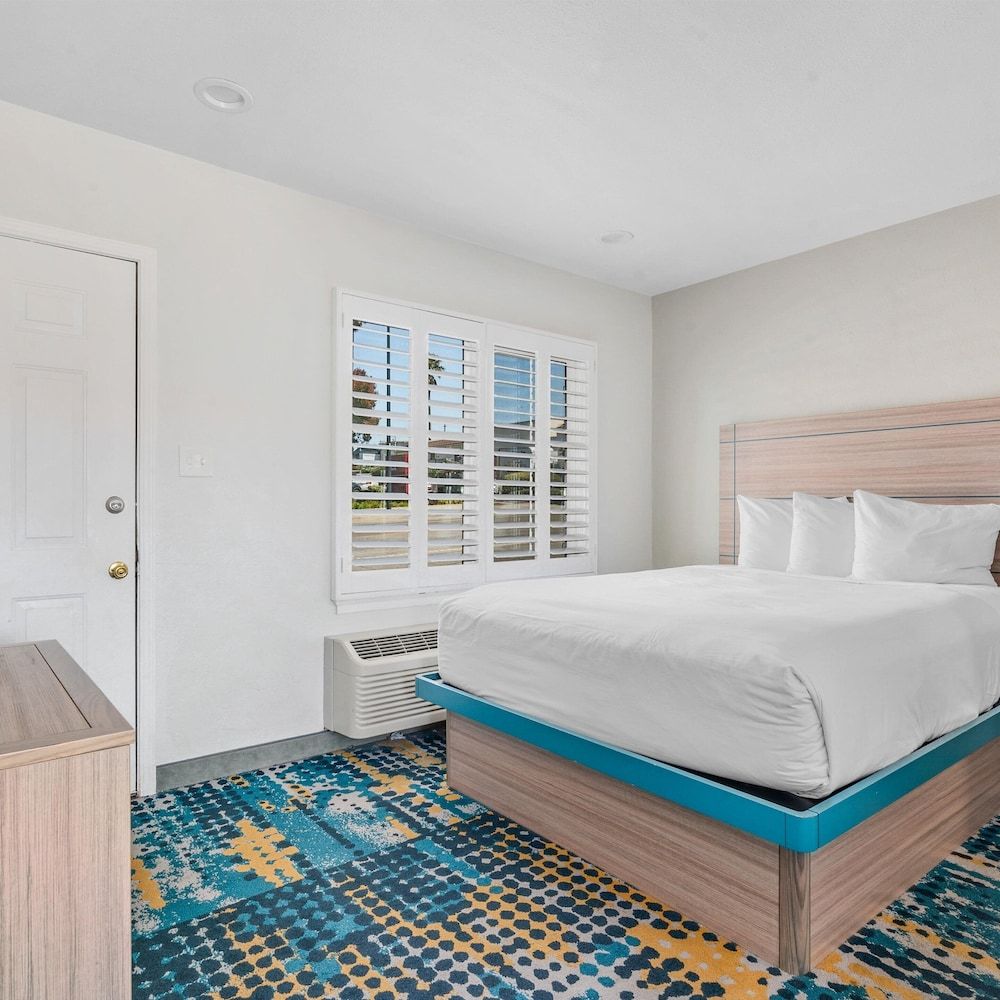 Pacific Shores Inn Family Room, Refrigerator & Microwave 5