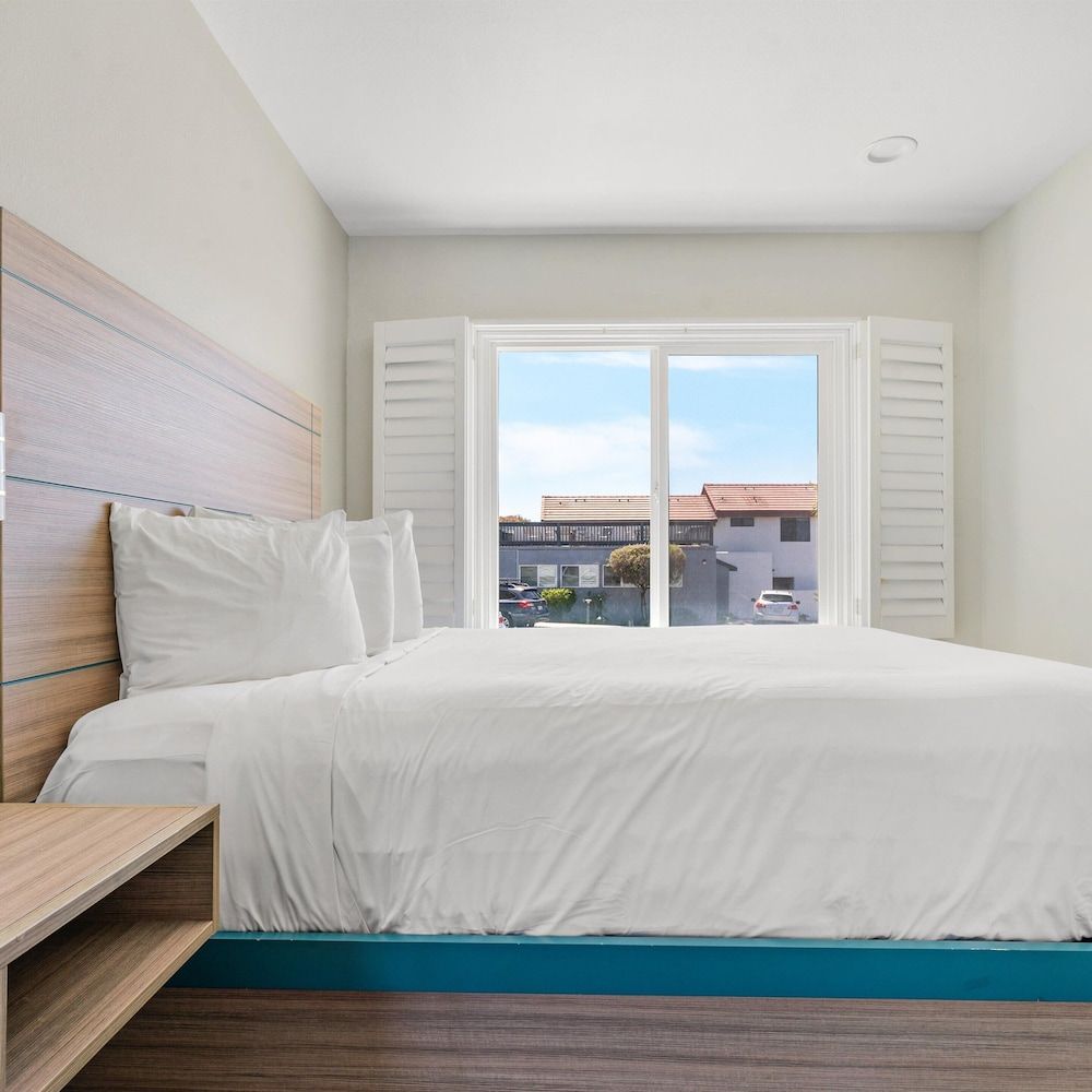 Pacific Shores Inn Family Room, Refrigerator & Microwave 7