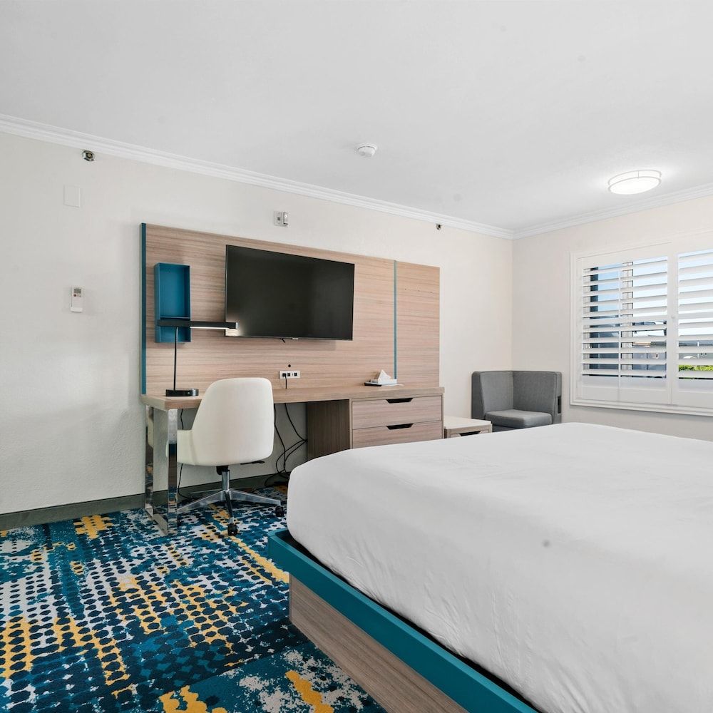 Pacific Shores Inn Standard Room, 1 King Bed, Refrigerator & Microwave 5