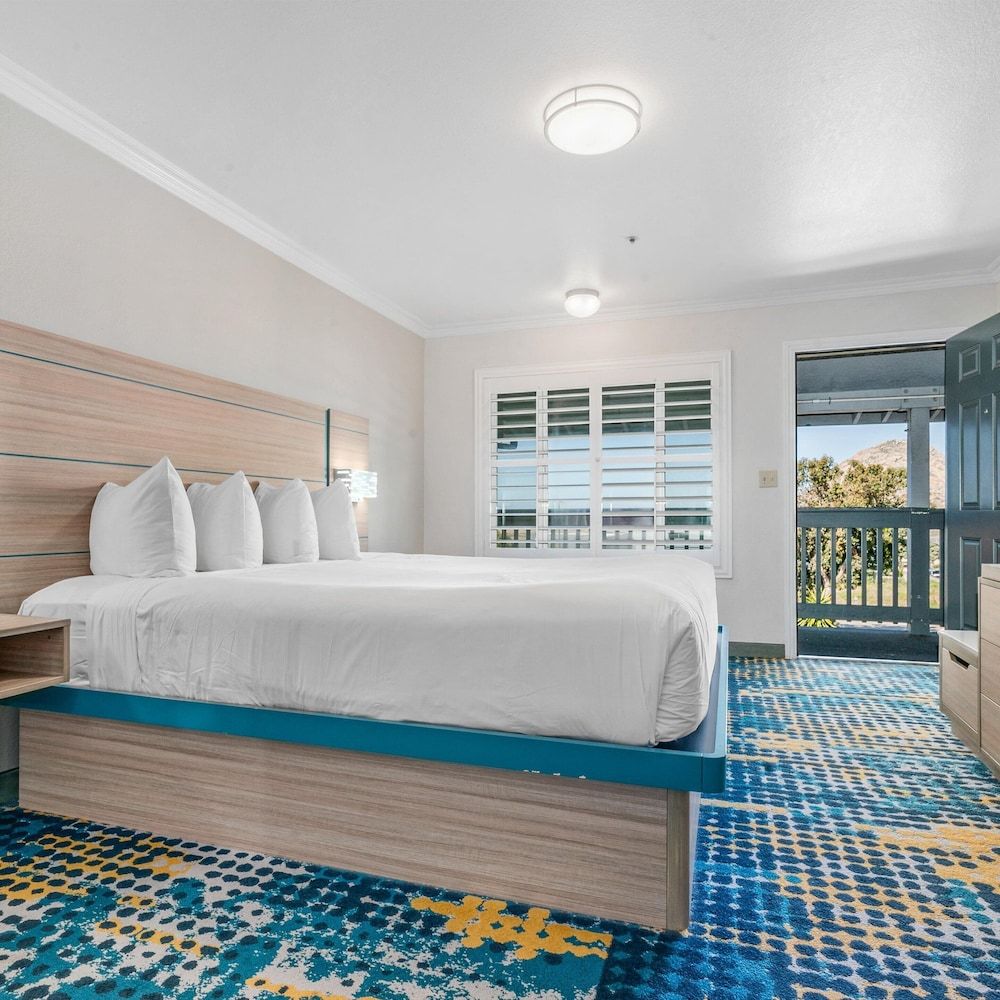 Pacific Shores Inn Standard Room, 1 King Bed, Refrigerator & Microwave 12