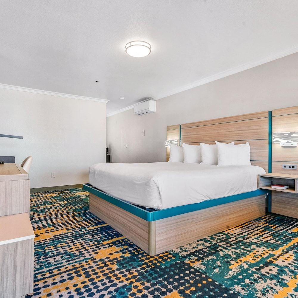 Pacific Shores Inn Standard Room, 1 King Bed, Refrigerator & Microwave 10