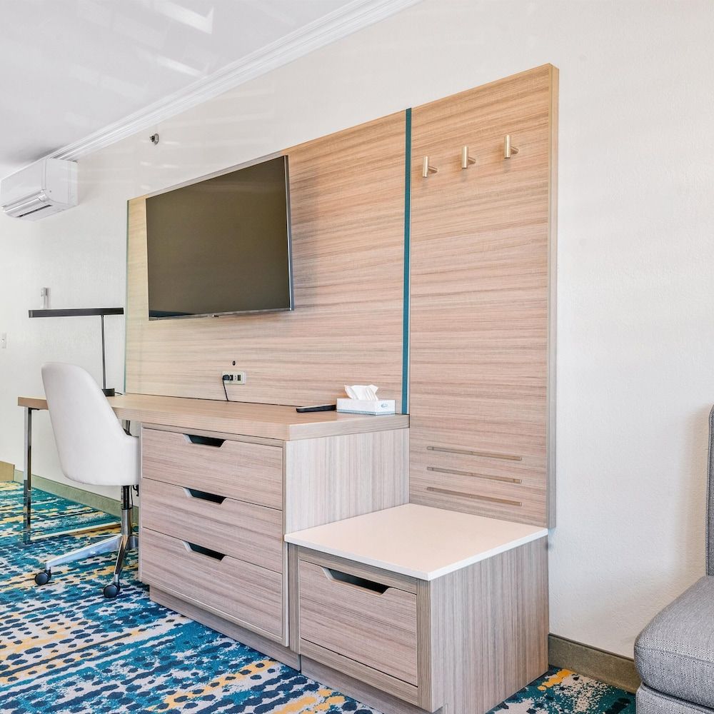 Pacific Shores Inn Standard Room, 1 King Bed, Refrigerator & Microwave 18