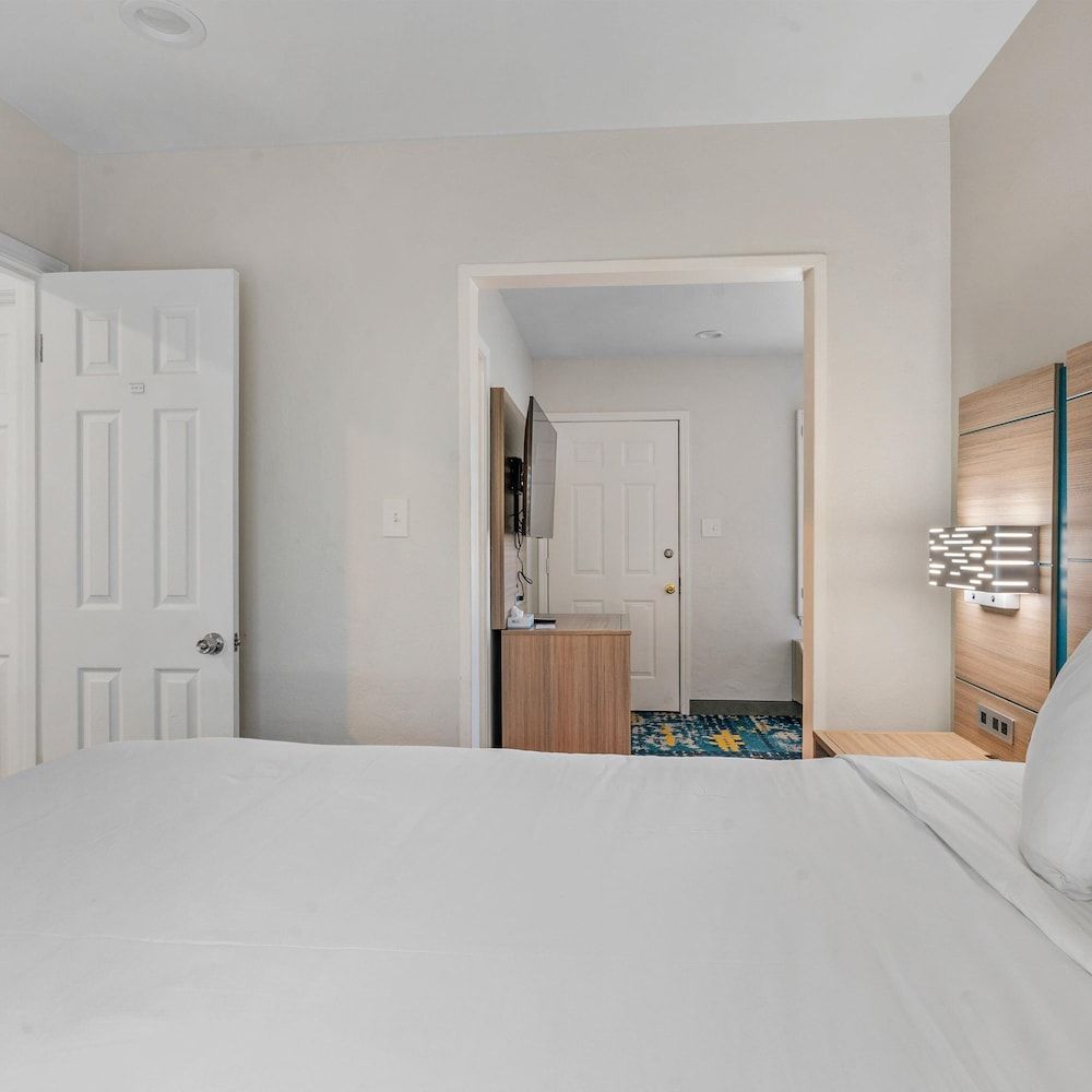 Pacific Shores Inn Family Room, Refrigerator & Microwave 4