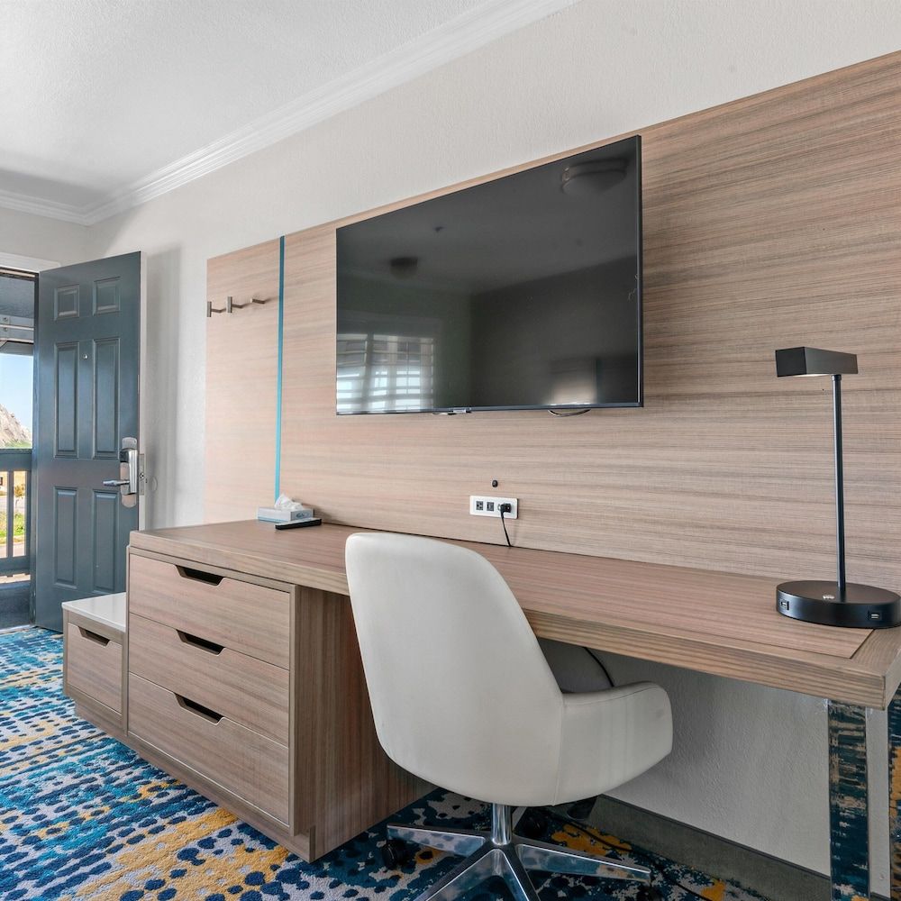 Pacific Shores Inn Standard Room, 1 King Bed, Refrigerator & Microwave 19