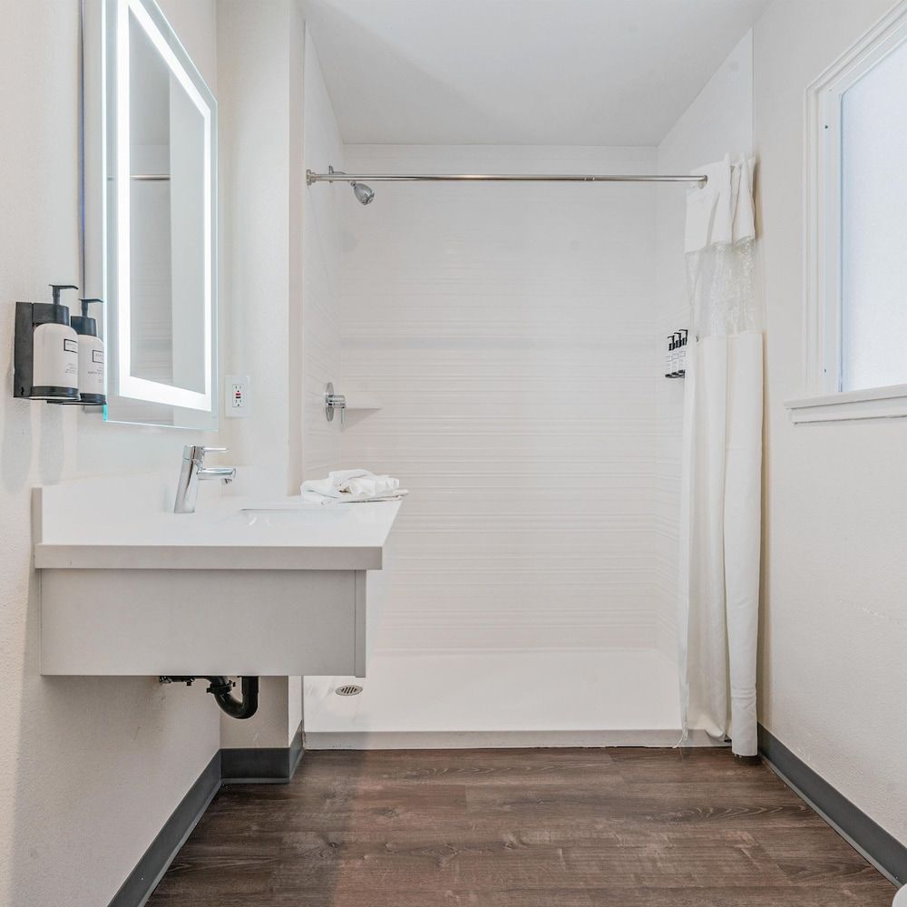 Pacific Shores Inn Family Room, Refrigerator & Microwave 11