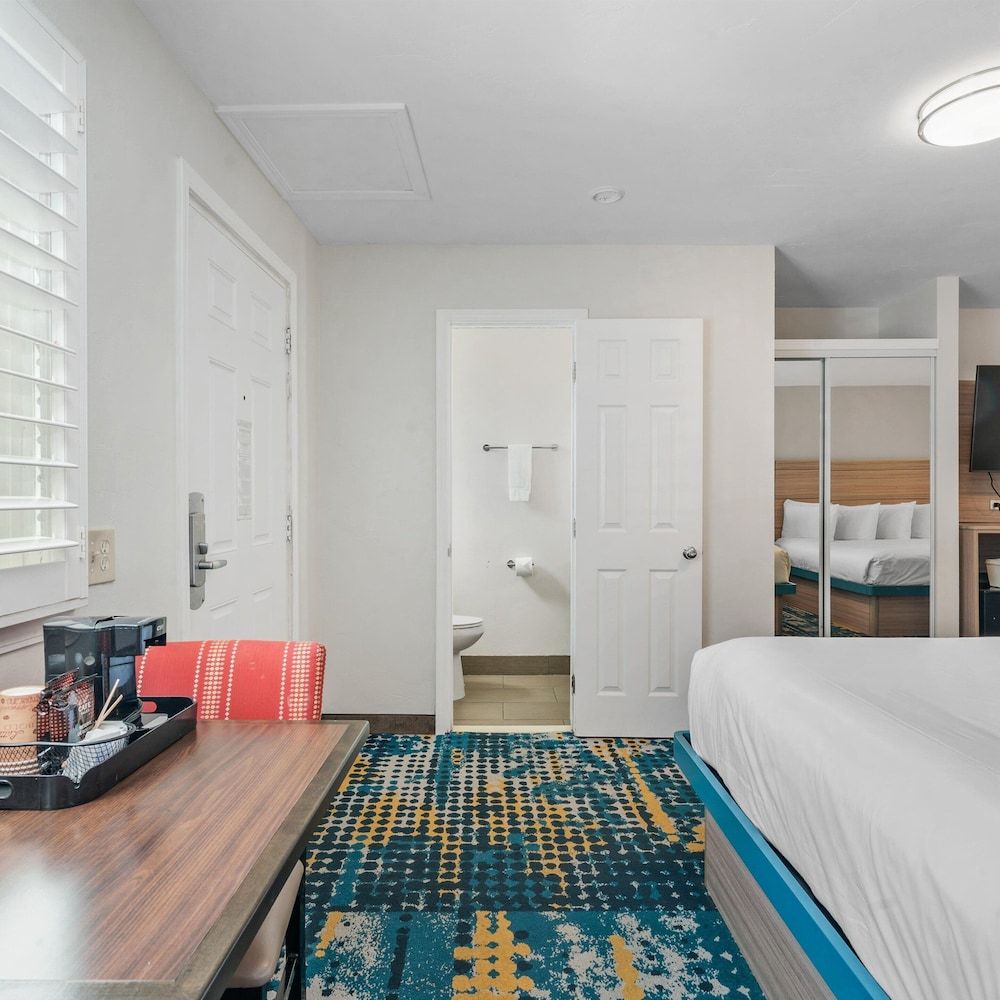 Pacific Shores Inn Standard Room (2 King Beds) 7