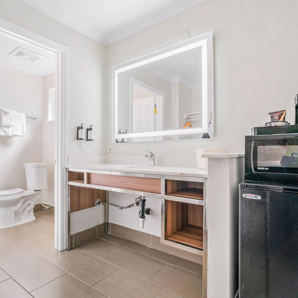 Pacific Shores Inn Standard Room, 1 King Bed, Refrigerator & Microwave 14