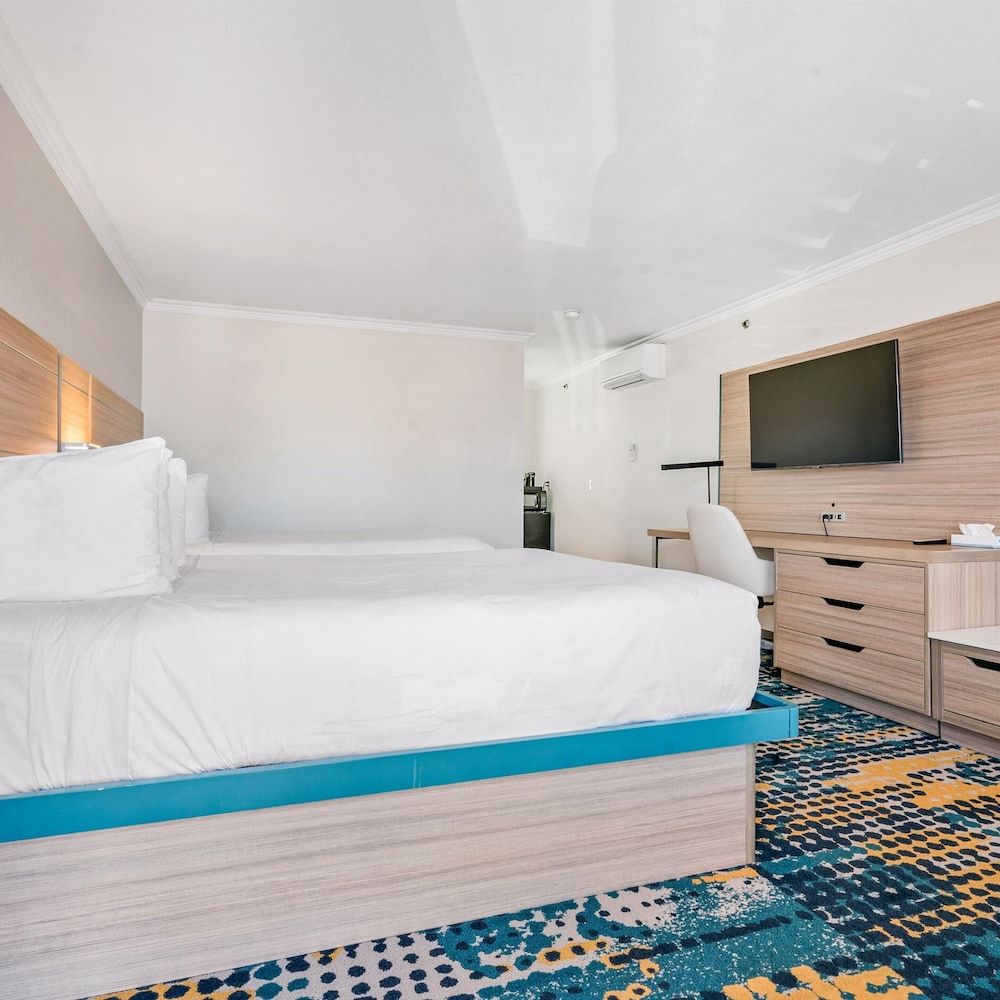 Pacific Shores Inn Standard Room, 1 King Bed, Refrigerator & Microwave 6