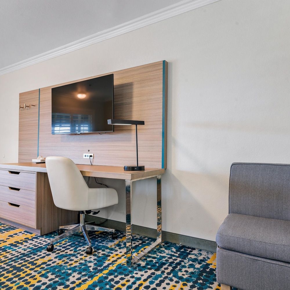 Pacific Shores Inn Standard Room, 1 King Bed, Refrigerator & Microwave 16